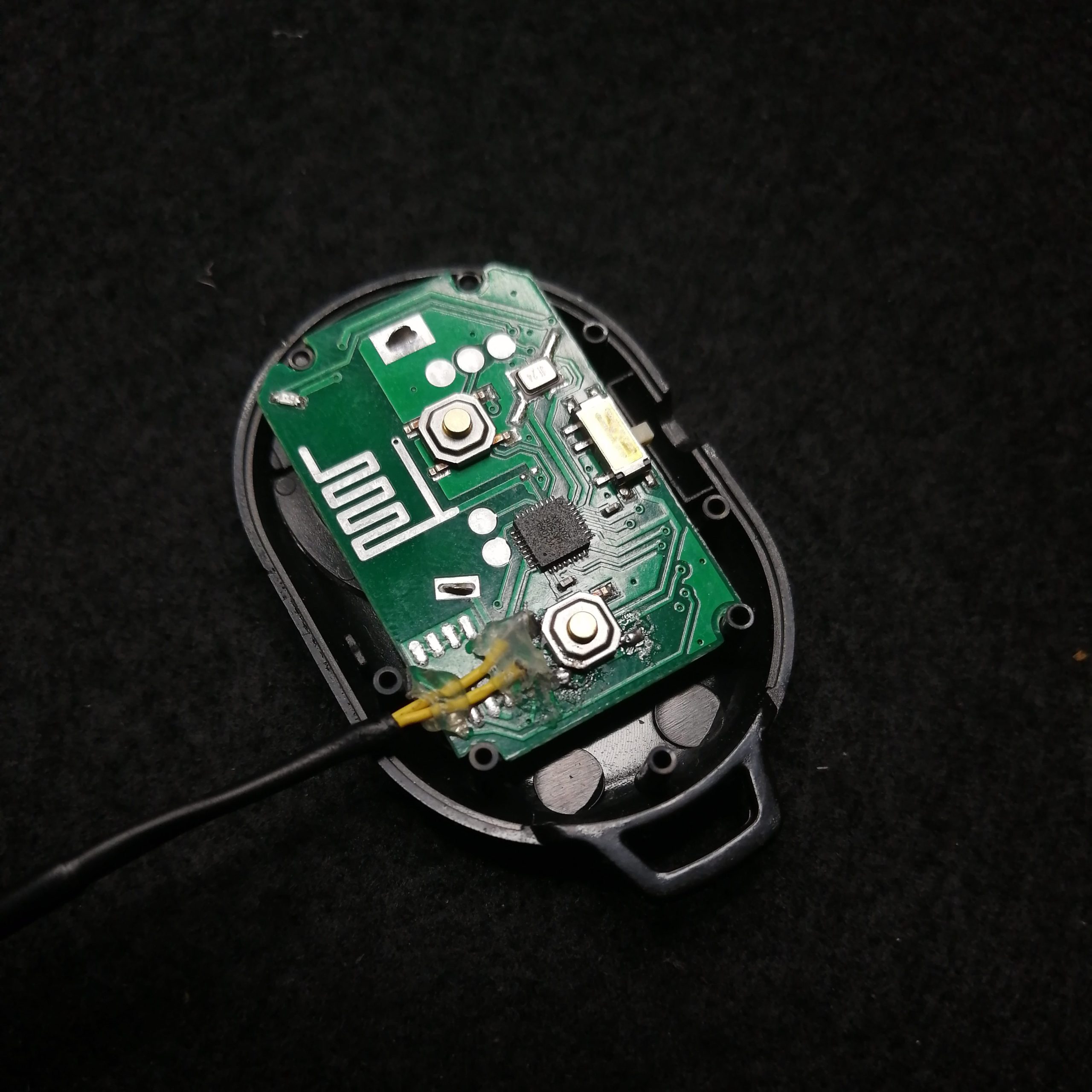 小さいタクトスイッチにがんばって細いケーブルをつなげた様子。ケーブルが切れると嫌なのでグルーガンで固定した。