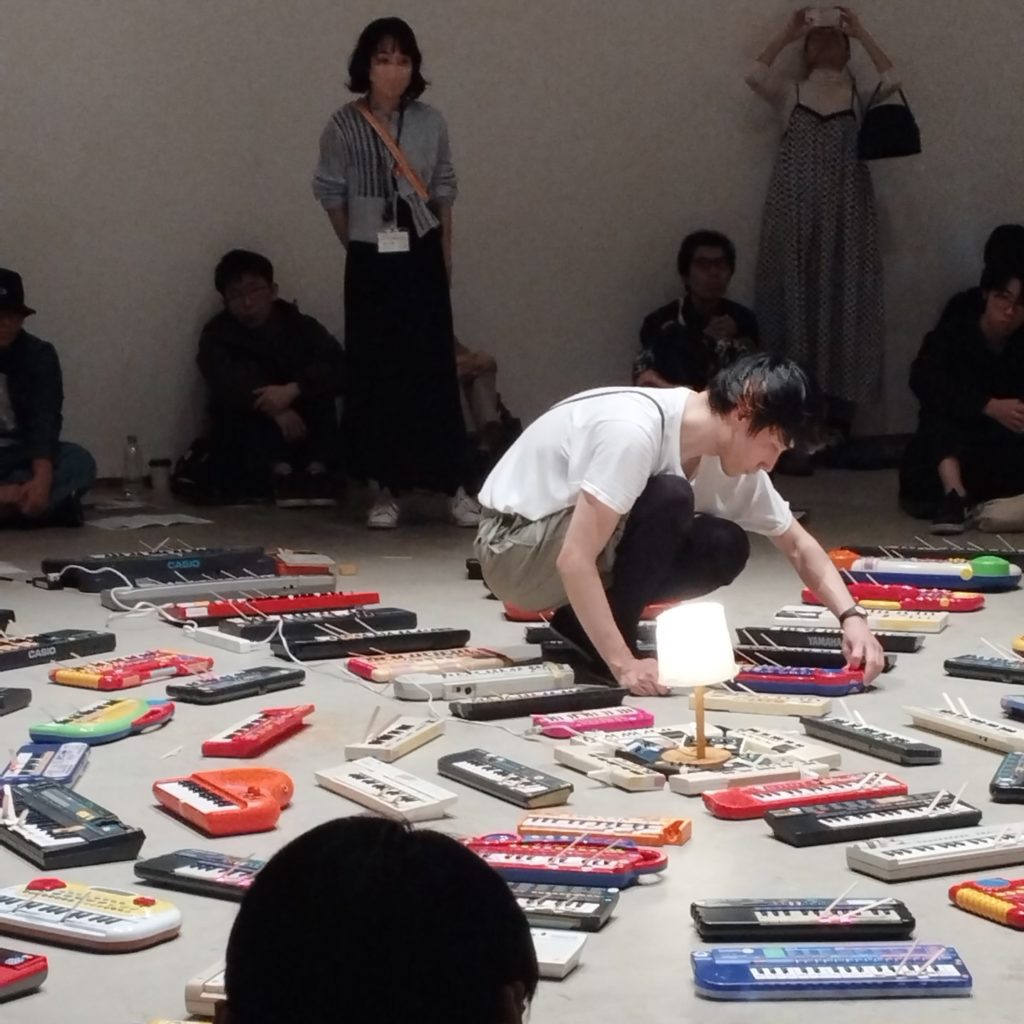 パフォーマンス中のASUNA