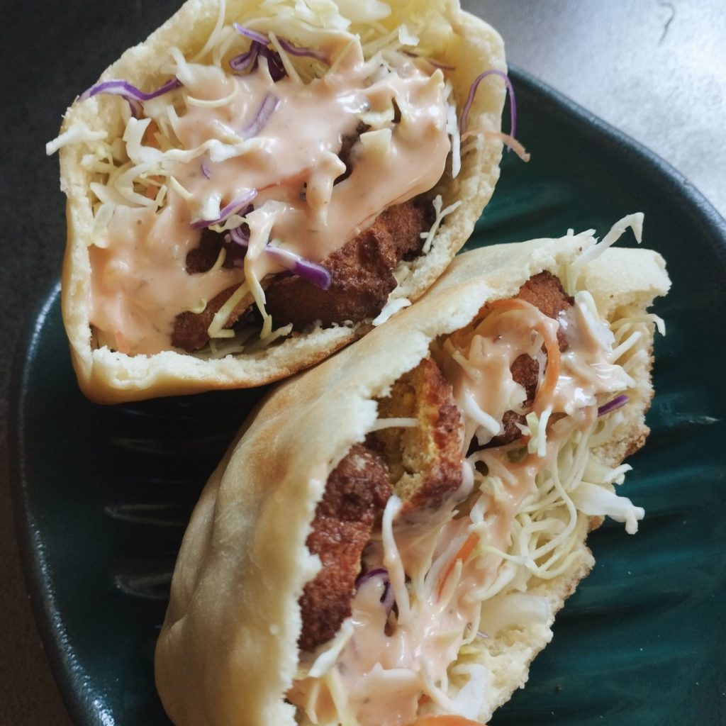 器に盛り付けられたファラフェルサンド