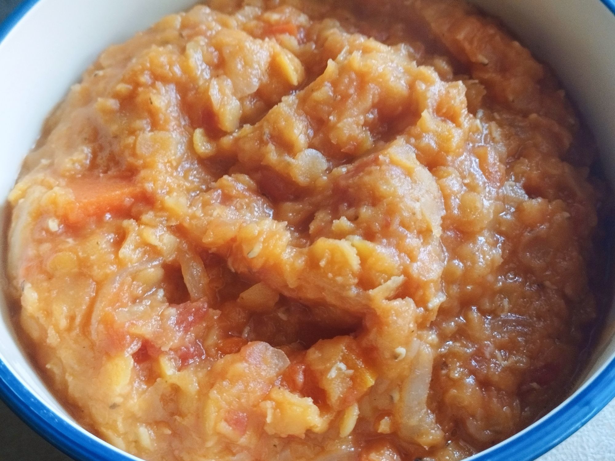 器に盛り付けられた赤レンズ豆のスープ