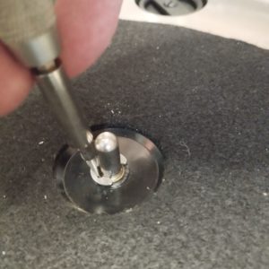 ターンテーブルのプラッターを留めている金具をマイナスドライバで外す