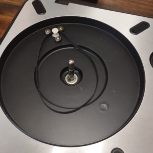 PT-01のプラッターを外したところ。駆動用のベルトが外れて露出している。