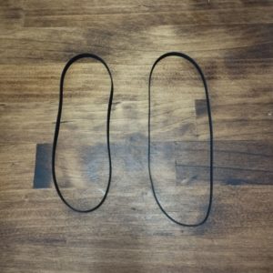 新品のベルトを左側に、外したばかりの古いベルトを右側に並べた写真。右側の古いベルトが1.2~3倍に延びてしまっている。