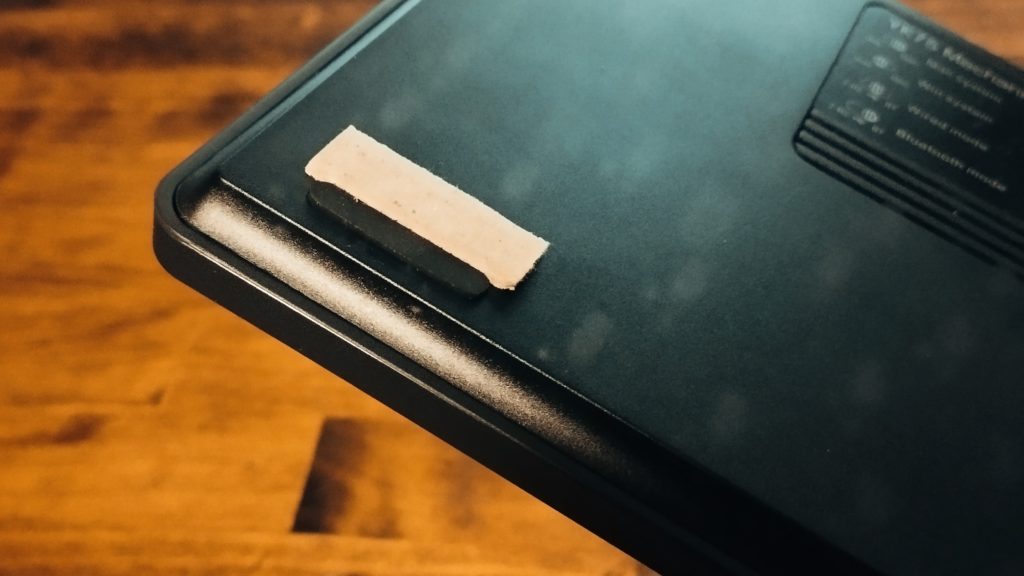 筐体の歪みをカバーするため、キーボードの裏に小さなダンボール片を貼り付けている。