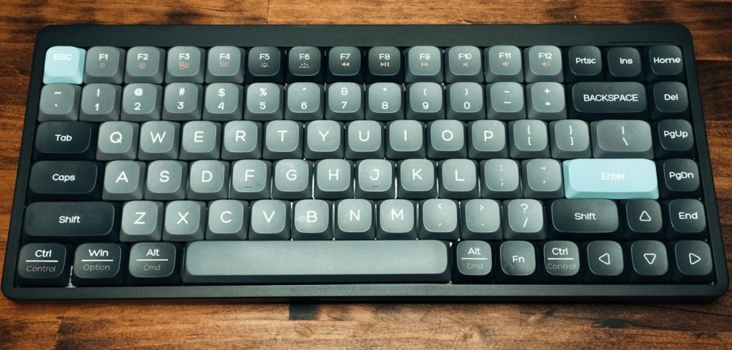 YK75 Tri-Mode Mechanical Keyboard本体。ダークグレーの筐体に、同色のキーとライトクレーのキーで構成されており、エスケープキーとエンターキーのみ水色。